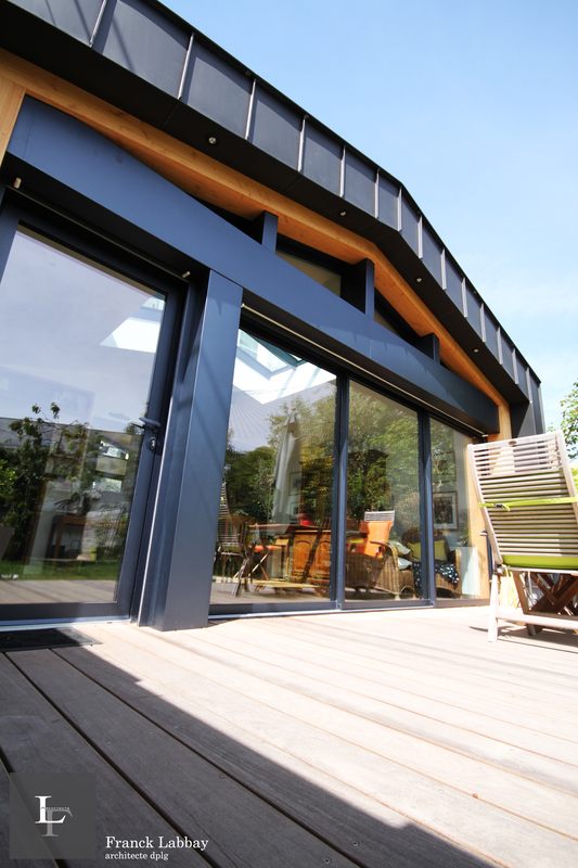 vue depuis terrasse extérieure - extension bois d'une maison bretonne par Franck Labbay - Larmor-Plage - France