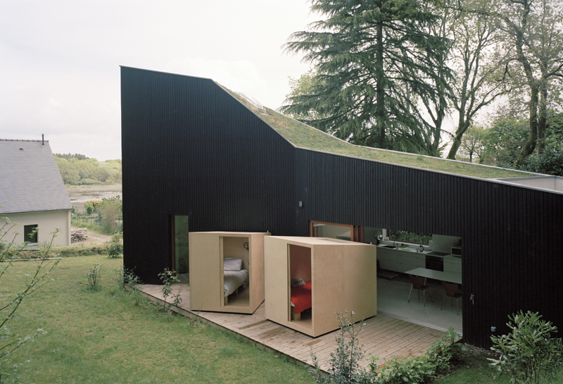 terrasse et lits box - maison bois secondaire par RAUM - Sarzeau (56), France -  Photos - Audrey Cerdan