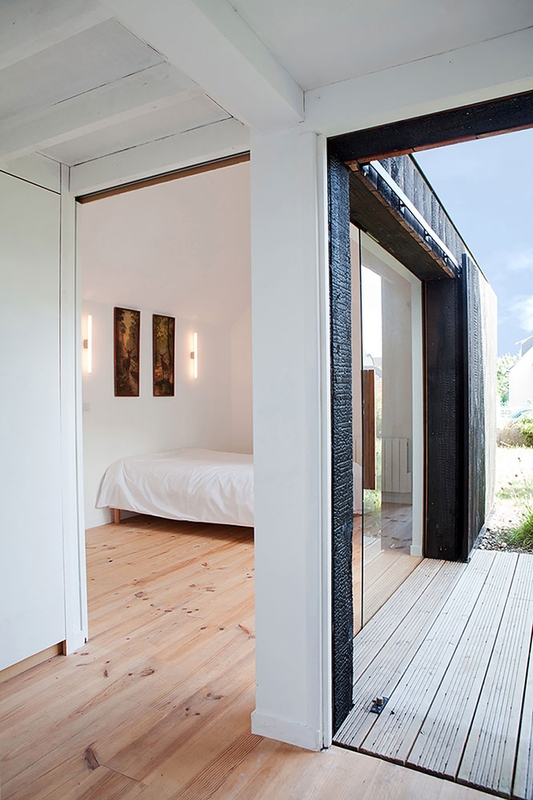 intérieur chambre - extension bois brûlé par Niney et Marca architectes -  Ambon, France - Photo Thibault Montamat