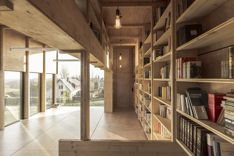 étage vitré et sa bibliothèque - Cliffs Impasse par ZIEGLER Antonin architecte - Senneville-sur-Fécamp, France