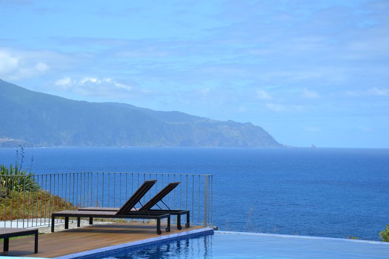 panorama de la piscine - Casa do Miradouro par Dirck Mayer - Ponta Delgada, Madère, Portugal