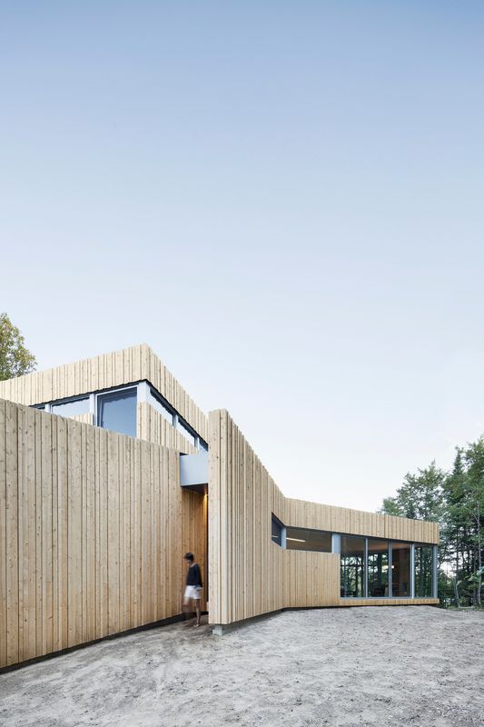 façade entrée - Maison du Lac Grenier par Paul Bernier Architecte - Estérel, Canada