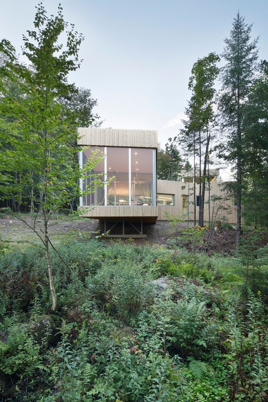 porte à faux - Maison du Lac Grenier par Paul Bernier Architecte - Estérel, Canada