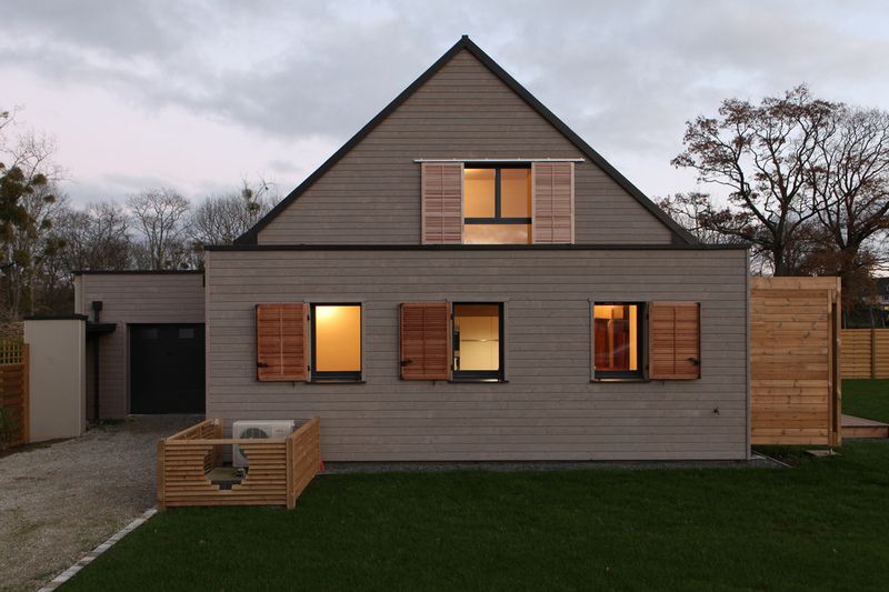 façade garage - Maison bois béton par Patrice Bideau - Atypique - France