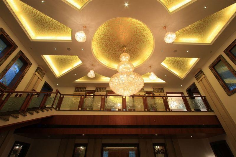 Chandelier Lustres Au Plafond - Royal-Splendour-House Par Ansari And Associates - Ayyampet, Inde