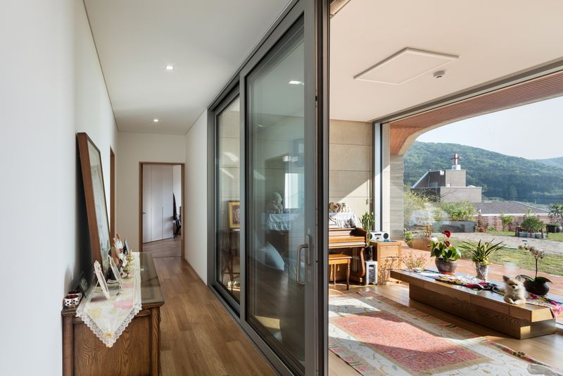 Couloir Accès Pièce Principale - House-Dongmang Par 2m2 Architects - Geoje, Coree Du Sud