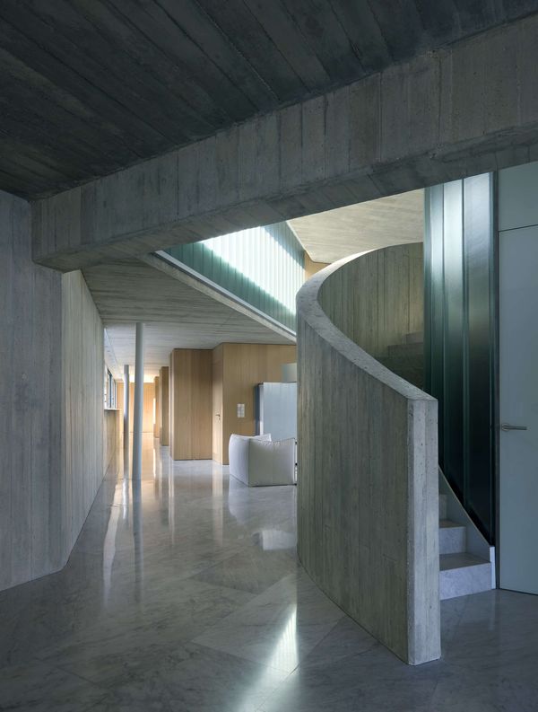 Couloir & Escalier Accès étage Supérieur - Summer-Residence Par Fuses Viader Architects - Calonge, Espagne