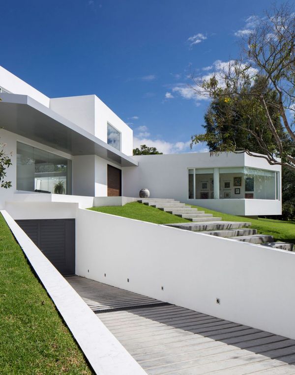 Entrée Garage - Maison Forme T Par Diego Guayasamin - Quito, Equateur