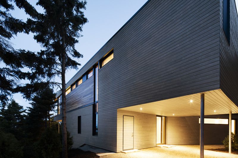 Entrée Illuminée - V-Shaped-Residence Par Bourgeois Lechasseur - Charlevoix, Canada