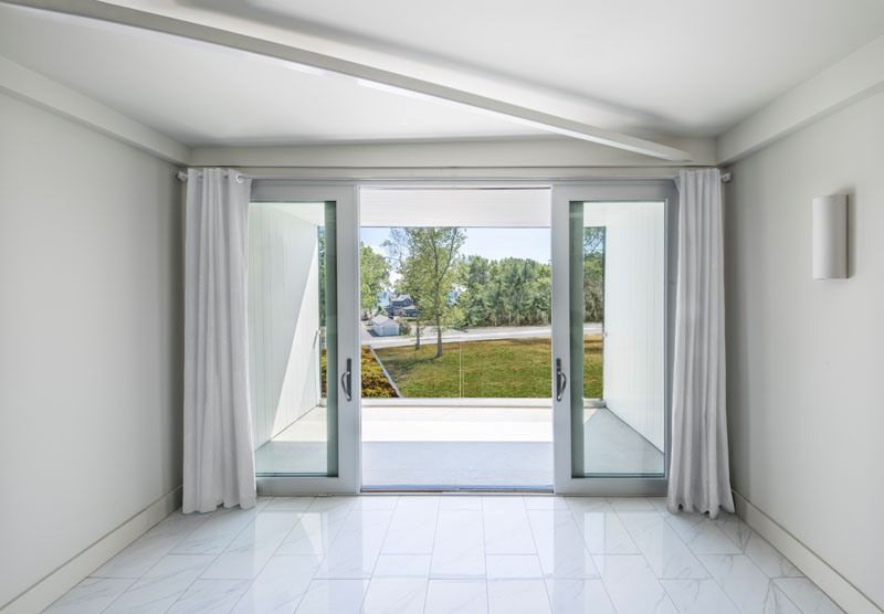 Entrée Portes Vitrées Coulissantes - Bower-House Par Kariouk Associates - Lac Erie, Canada