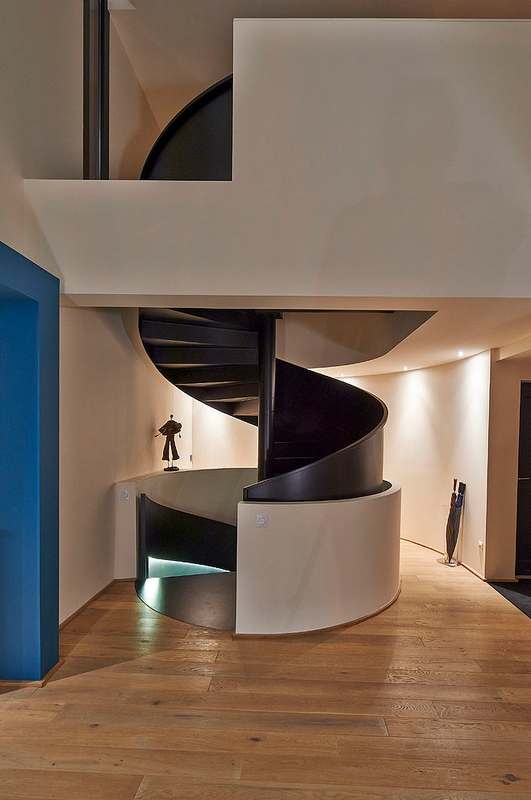 Escalier colimaçon - Maison contemporaine par Hybre-architecte |