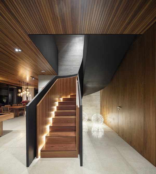 Escalier & Balustrade En Bois - Fazenda-Boa-Vista Par Fernanda Marques Arquitetos - Porto Feliz, Bresil