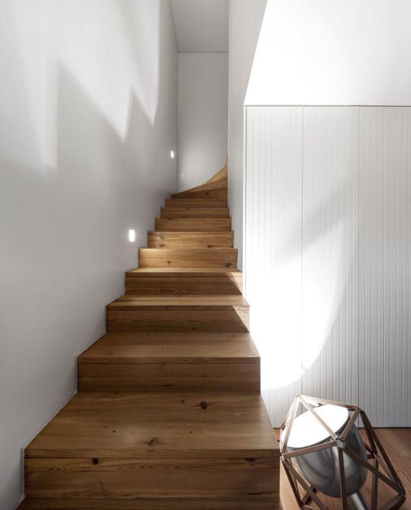 Escalier Bois Accès étage - Restelo-House Par Joao Tiago Aguiar - Lisbonne, Portugal