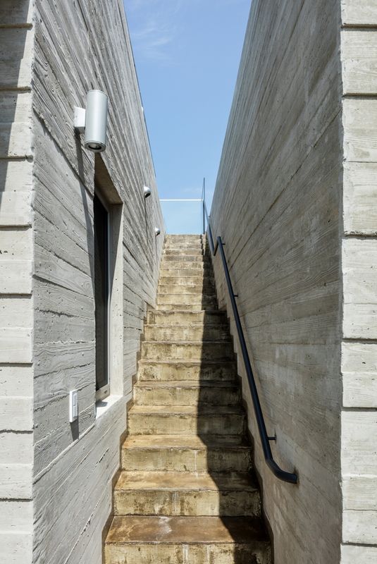 Escalier Extérieur Accès Toit - House-Dongmang Par 2m2 Architects - Geoje, Coree Du Sud