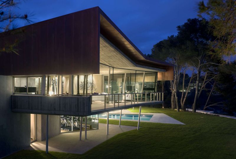 Façade Balcon & Jardin Illuminé - Summer-Residence Par Fuses Viader Architects - Calonge, Espagne