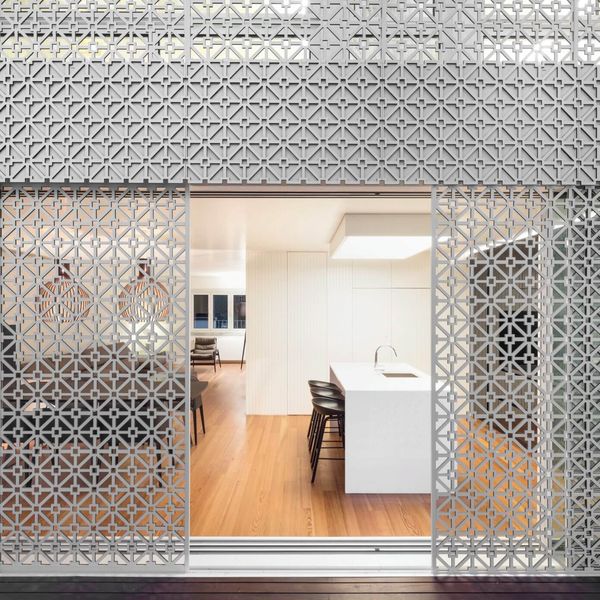 Façade Grille Coulissante - Restelo-House Par Joao Tiago Aguiar - Lisbonne, Portugal