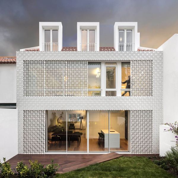 Façade Grille & Porte Vitrée Coullissante - Restelo-House Par Joao Tiago Aguiar - Lisbonne, Portugal