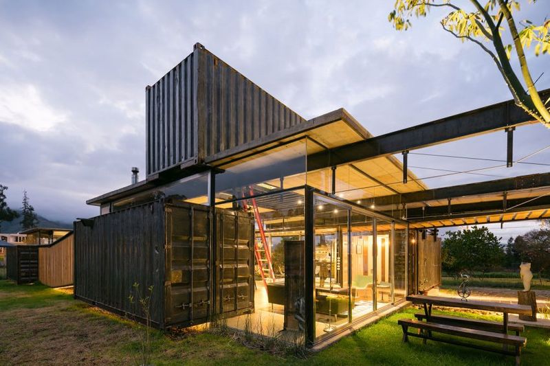 Façade Jardin Illuminé - RDP House Par Daniel Moreno Flores - Pichincha, Equateur