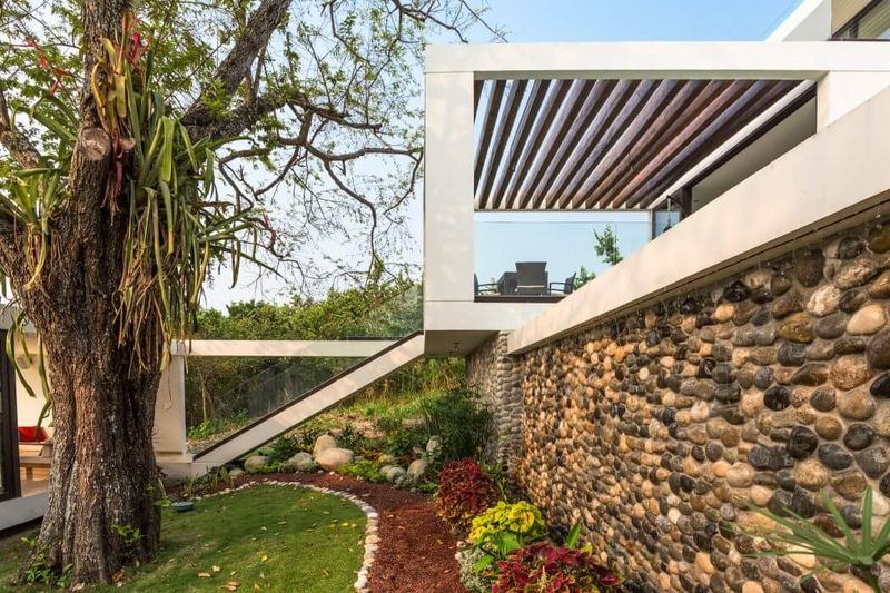 Façade Mur En Pierres & Jardin - Casa-Guazuma Par Alberto-Zavala - Tabasco, Mexique