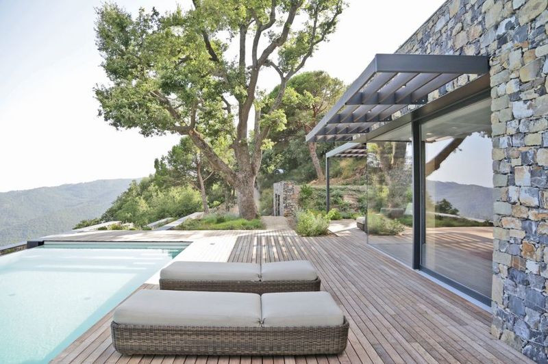 Façade Terrasse Bois & Grande Baie Vitrée Entrée - Villa-N Par Giordano Hadamik Architects - Imperia, Italie