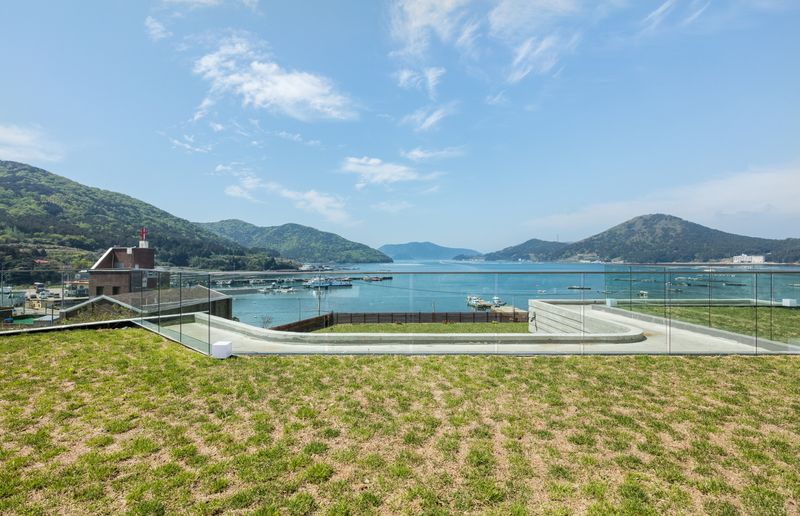 Façade Toiture Végétalisée - House-Dongmang Par 2m2 Architects - Geoje, Coree Du Sud