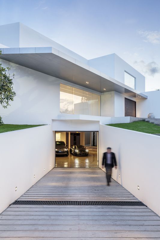 Garage Entrée - Maison Forme T Par Diego Guayasamin - Quito, Equateur