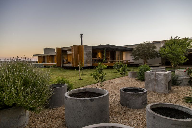 Grand Pot En Béton Pour Plantes - MCNY-House Par Mf Arquitetos - Franca, Bresil