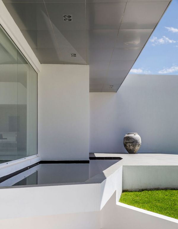 Grande Baie Vitrée - Maison Forme T Par Diego Guayasamin - Quito, Equateur