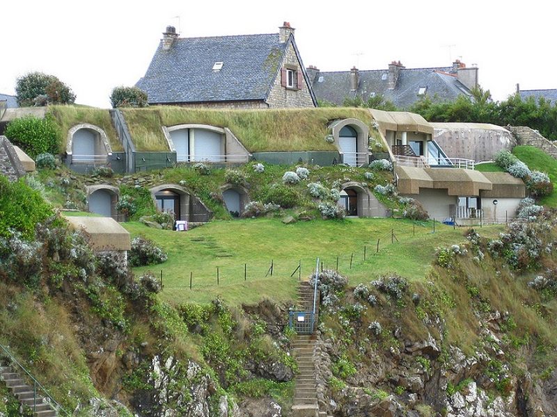 Maison enterrée, France - photo John Leather