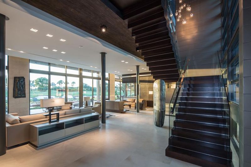 Pièce De Vie Rez De Chaussée & Escalier Accès étage - Ballantrae Court Par Kz Architecture - Floride, USA