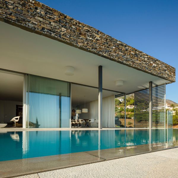 Piscine & Grande Baie Vitrée Salon - El Meandro Par Marion Regitko - Malaga, Espagne
