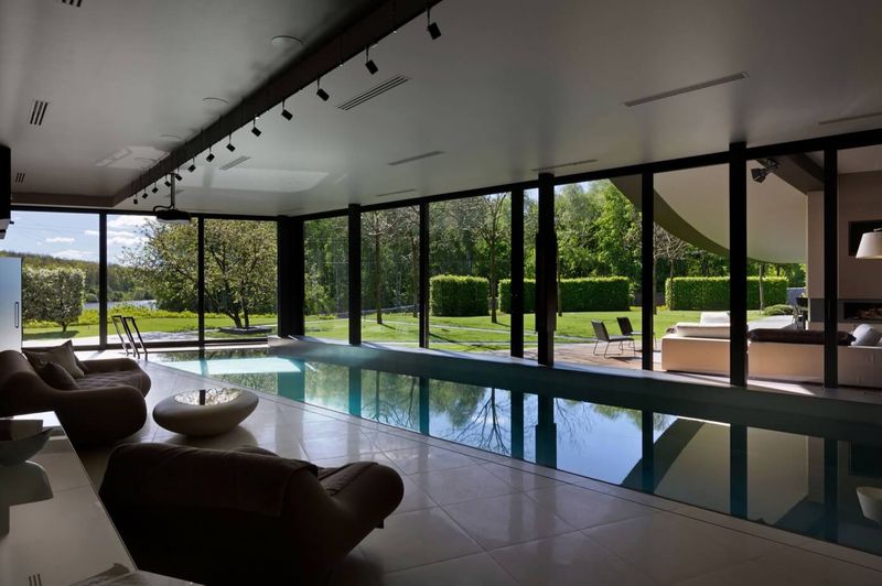 Piscine Intérieure & Grande Baie Vitrée - House-Kharkov Par Sbm Studio - Kharkov, Ukraine