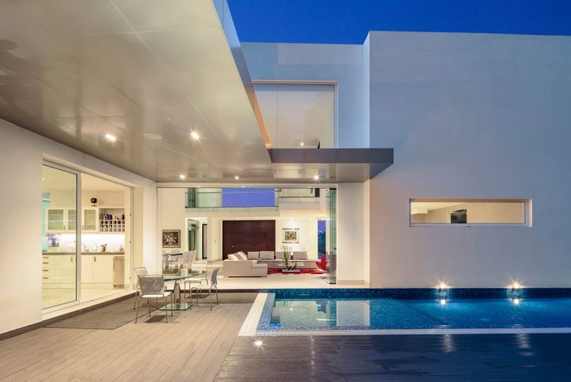 Piscine & Salon Terrasse Design - Maison Forme T Par Diego Guayasamin - Quito, Equateur