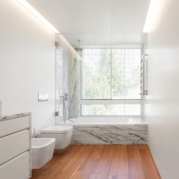 Salle De Bains & Vue Jardin - Restelo-House Par Joao Tiago Aguiar - Lisbonne, Portugal