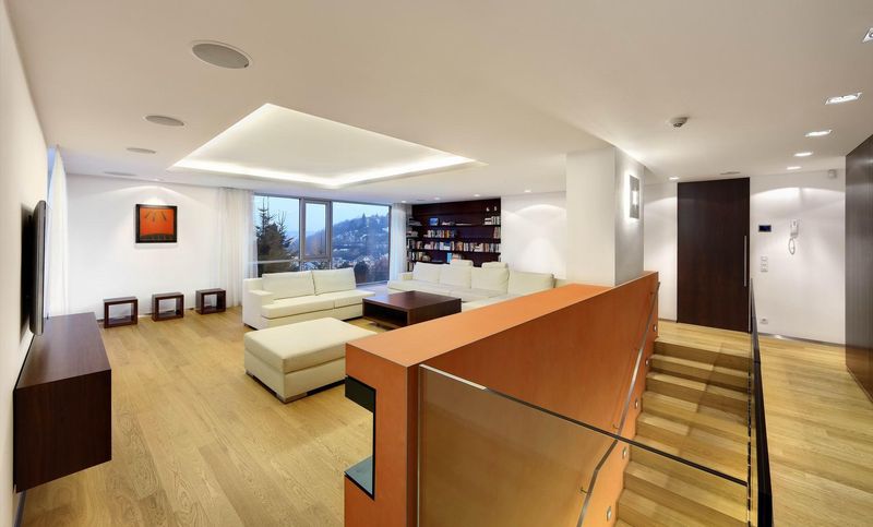Salon & Escalier Bois Accès étage - Family Villa Par Fusion Architects - Prague, Republique Tcheque