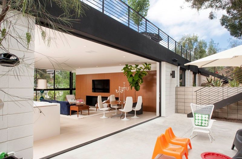 Salon Ouvert & Façade Terrasse - Mid-century-family-home Par Nakhshab - San Diego, USA