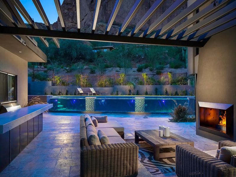 Salon Terrasse Desin & Cheminée Extérieure - Arizona-Contemporary Par Luster Custom Homes - Arizona, USA