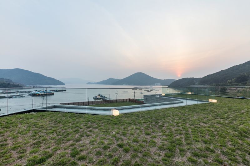 Toiture Terrasse Végétalisée - House-Dongmang Par 2m2 Architects - Geoje, Coree Du Sud