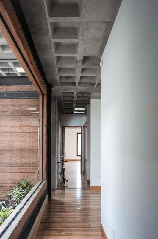 allée espace privée - odD House 1.0 par odD+ - Quito, Equateur.jpg