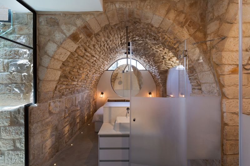 baie vitrée & chambre - Stone-House par Henkin Shavit Architecture & Design - Safed, Israël