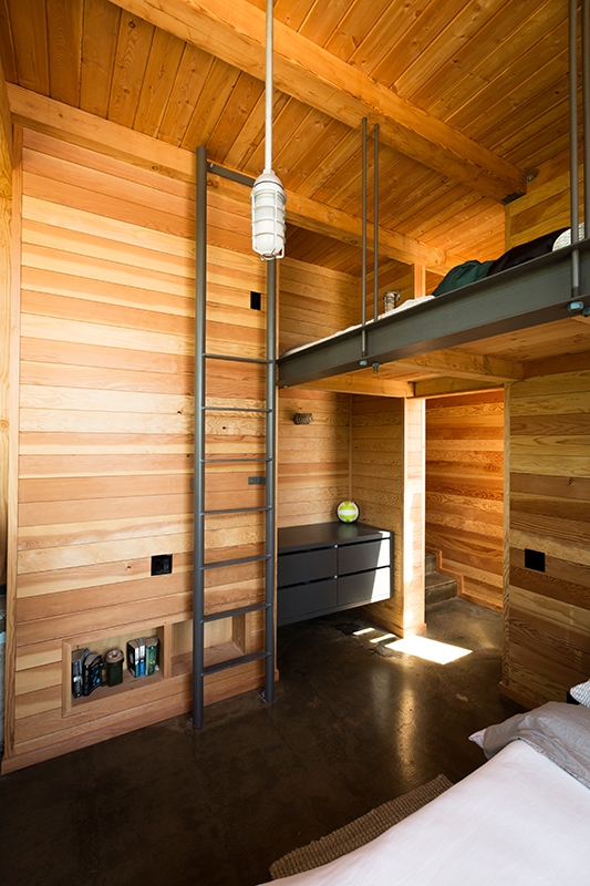 chambre avec lit suspendu - Cottage Country par Core Architects - Baie géorgienne, Canada