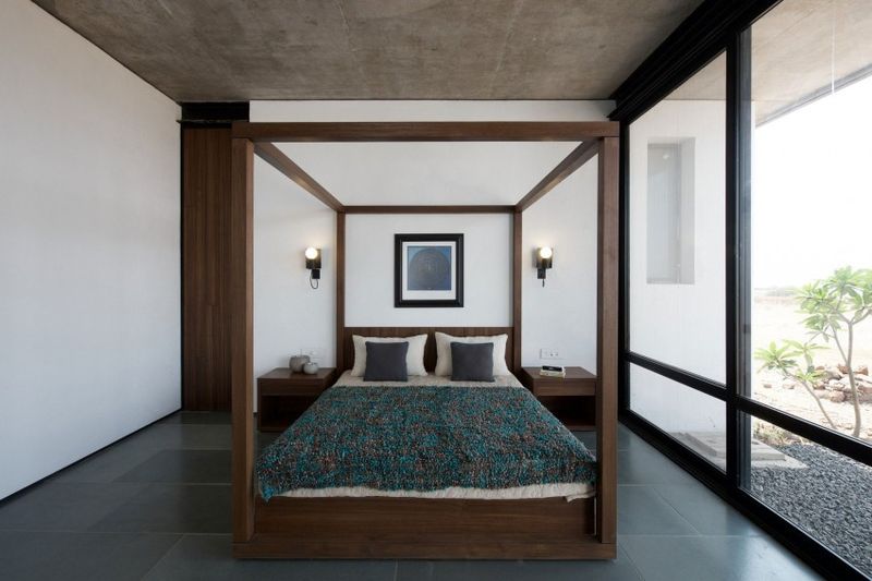 chambre principale & grande baie vitrée - Deolali House par Spam Design Architects - Deolali, Inde