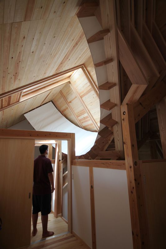charpente bois toiture - Passive-House par Kikuma Watanabe - Kasugoaka, Japon