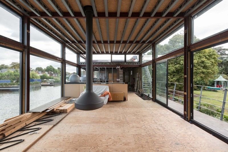 cheminée centrale - houseboat par MAA Architects - Tamise, Angleterre