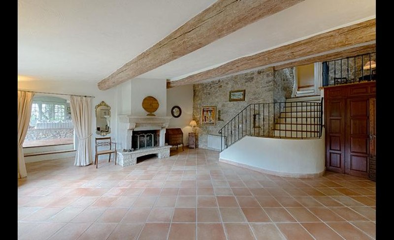 cheminée & escalier accès étage - romantique villa d’Edith Piaf