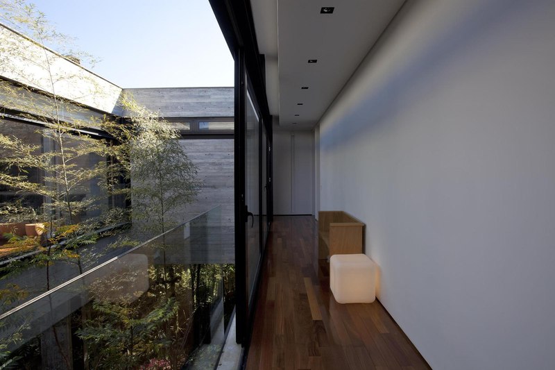 couloir étage - LM Residence par Marcos Bertoldi Arquitetos - Campo Comprido, Brésil