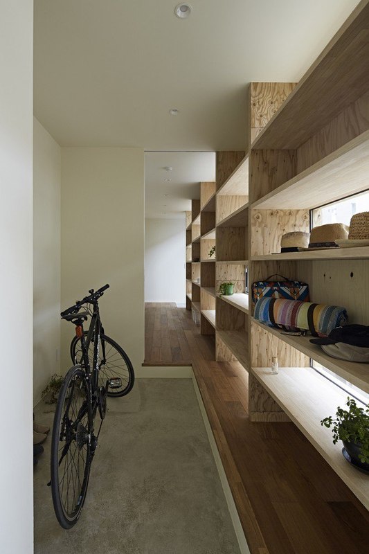 couloir - checkered-house par Takeshi Shikauchi - Tokyo, Japon