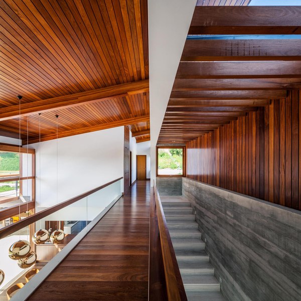 couloir et escalier étage - Ft house par Reinach Mendon Arquitetos - Bragança Paulista, Brésil