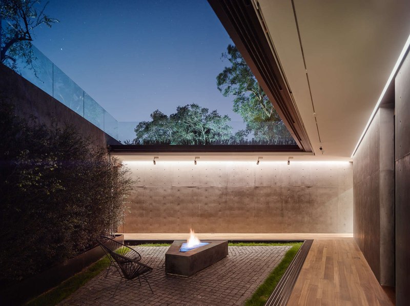 cour entérieure de nuit - Oak Pass Main House par Walker Workshop - Los Angeles, Usa