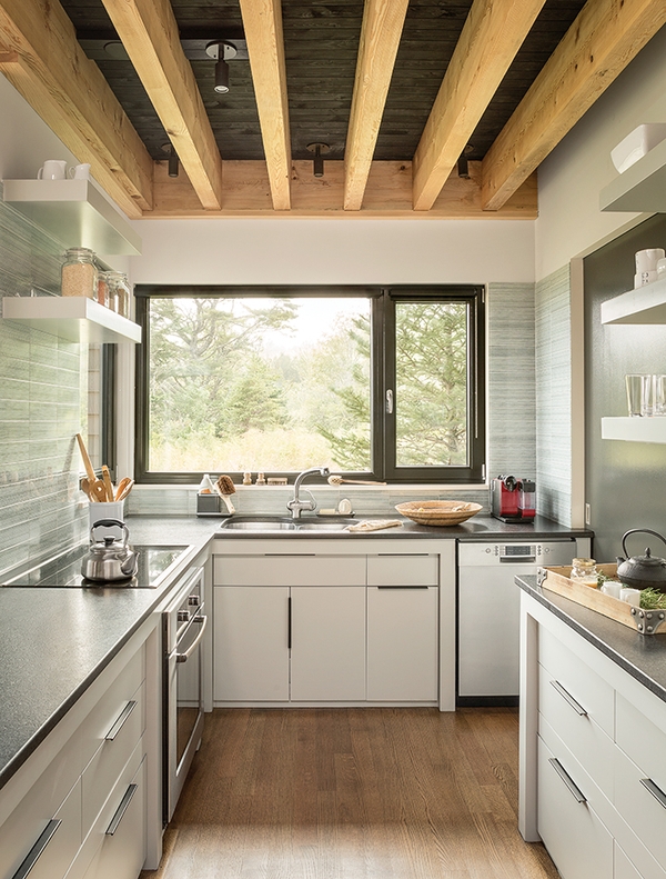 cuisine en granit - Wooden home artist par Will Winkelman et Todd Richardson - Steuben, Maine, Usa - Photo Trent Bell